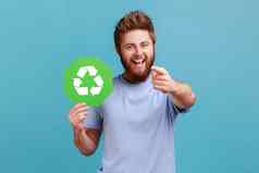 男人。t恤持有绿色回收标志储蓄环境生态概念指出相机