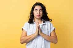 女人站祈祷手势保持眼睛关闭冥想坐着瑜伽位置