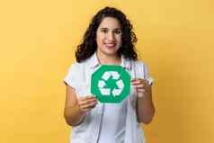 女人持有绿色回收标志调用排序垃圾保存地球污染