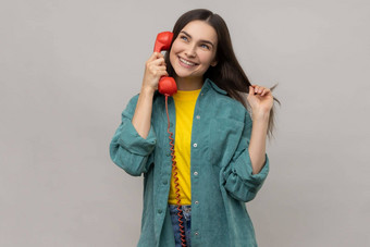 微笑<strong>女人</strong>会<strong>说话</strong>的红色的复古的固定电话电话愉快的谈话