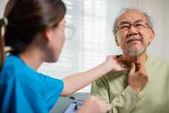 亚洲年轻的护士检查高级男人。脖子疼痛诊所退休首页