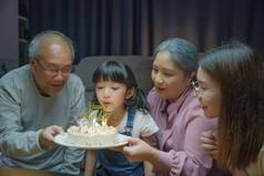 快乐亚洲家庭爷爷奶奶妈妈。庆祝享受生日聚会，派对