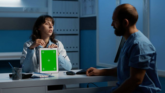 医生持有平板电脑电脑指出绿色屏幕浓度关键模板