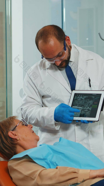 牙齿矫正医师平板电脑解释<strong>牙科</strong>很大病人