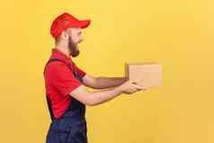 送货人持有纸板包裹交付订单door-to-door货物运输服务