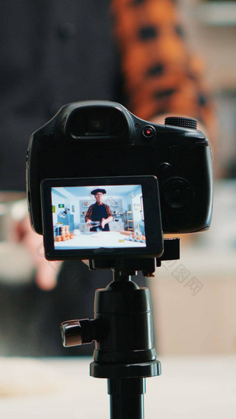 视频相机拍摄男人。厨房