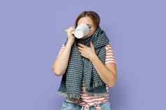 女人包装围巾女痛苦流感痛喉咙喝茶医学