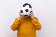 匿名未知的男人。隐藏足球球足球风扇覆盖脸匹配