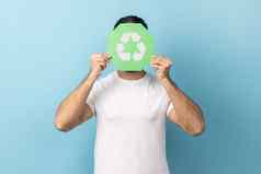 男人。隐藏脸绿色回收标志垃圾排序环境保护