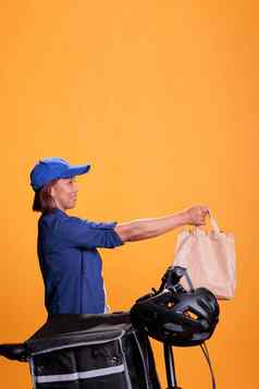 上了年纪的外卖交付工人交付食物回收纸袋客户端