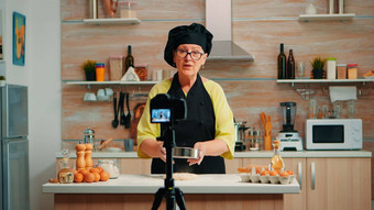 上了年纪的女人拍摄烹饪<strong>视频</strong>博客