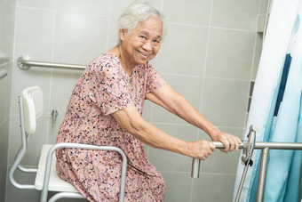 亚洲上了年纪的女人病人厕所。。。浴室处理<strong>安全</strong>护理<strong>医院</strong>病房健康的强大的医疗概念