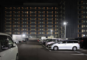 完整的停车很多多层酒店建筑晚上
