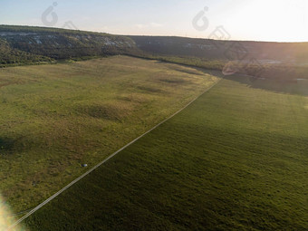 空中视图绿色小麦场路山农村场小麦吹风日落耳朵大麦作物自然农学行业食物生产
