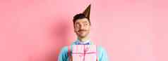 假期庆祝活动概念愚蠢的的家伙胡子蝴蝶结穿聚会，派对他收到生日礼物梦幻站粉红色的背景