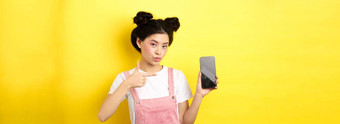 在线购物概念时尚的亚洲女人粉红色的<strong>化妆</strong>指出空智能<strong>手机</strong>斯雷恩显示好交易黄色的背景