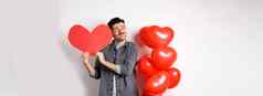 浪漫的的家伙庆祝情人节一天拥抱大红色的心卡情人微笑快乐爱站白色背景红色的气球