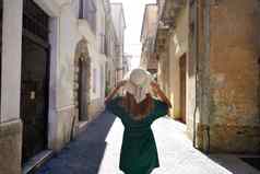 假期卡拉布利亚意大利回来视图美丽的时尚的旅游女孩走狭窄的小巷皮佐calabro历史小镇南部意大利