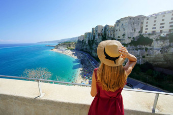 假期tropea意大利后视图美丽的时尚女孩享受景观tropea卡拉布利亚夏天假期欧洲