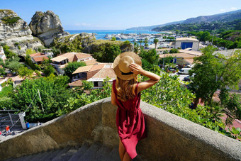假期tropea意大利回来视图美丽的时尚女人下降楼梯村tropea卡拉布利亚意大利