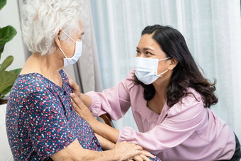 照顾者说话亚洲高级上了年纪的夫人女人穿脸面具保护安全感染科维德冠状病毒公园