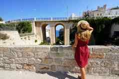 假期意大利年轻的旅游女人波利尼亚诺海阿普利亚意大利