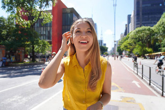 兴奋美丽的年轻的女人参观<strong>保利</strong>斯塔人大道为什么paulo巴西