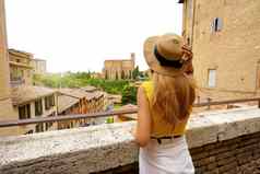 假期托斯卡纳回来视图美丽的时尚的旅游女孩锡耶纳历史小镇托斯卡纳意大利