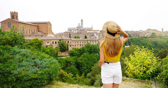 假期托斯卡纳全景年轻的女人享受风景优美的视图托斯卡纳山锡耶纳托斯卡纳意大利