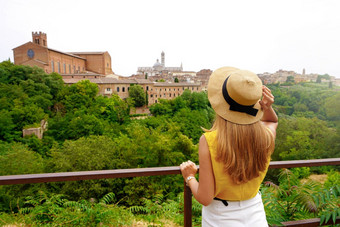 假期托斯卡纳年轻的旅游女人享受风景优美的视图托斯卡纳山锡耶纳托斯卡纳意大利