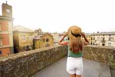 旅行者女孩享受城镇的风景奥维多阳台历史宫奥维多Umbria意大利