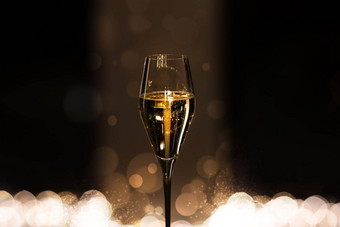 玻璃<strong>香槟</strong>泡沫黑暗背景散景庆祝活动聚会，派对概念