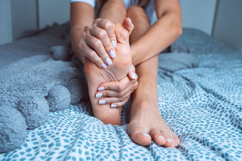 女人痛苦脚疼痛脚疼痛按摩痛苦的脚腿抽筋疼痛腿肌肉痉挛