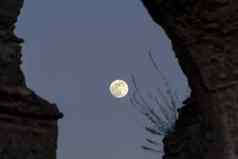 石头拱门完整的月亮背景