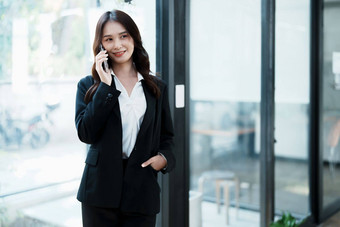 业务老板亚洲女市场营销人员业务手机办公室工作