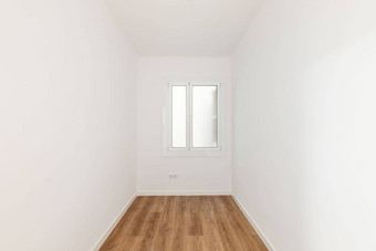 空房间层压板地板新画白色墙明亮的窗口磨砂玻璃修复建设概念