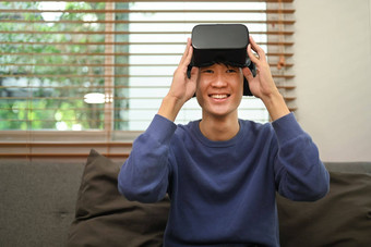 快乐兴奋男人。玩模拟视频游戏虚拟现实眼镜享受休闲时间首页