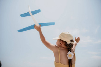 孩子玩玩具飞机孩子们梦想旅行飞机快乐孩子女孩有趣的夏天假期海山在<strong>户外活动背景</strong>蓝色的天空生活方式时刻