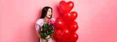 肖像亚洲十几岁的女孩爱持有花情人节一天心气球浪漫的日期粉红色的背景