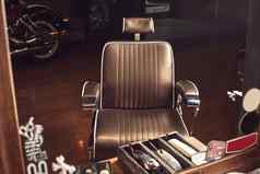棕色（的）皮革椅子理发店阁楼风格