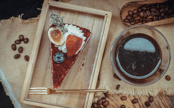 一块红色的天鹅绒蛋糕服务表示咖啡透明的<strong>玻璃</strong>木<strong>切割</strong>董事会