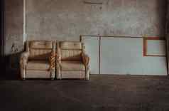 白色软垫扶手椅白色木板前面水泥墙