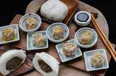 蒸面包剁碎猪肉填充猪肉舒迈中国人蒸饺子服务酸酱汁