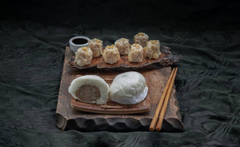 蒸面包剁碎猪肉填充猪肉舒迈中国人蒸饺子服务酸酱汁