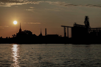 华丽的风景优美的泰国寺庙轮廓工业工厂潮phraya河太阳日出