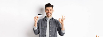 好微笑的家伙塑料信贷卡显示标志微笑满意推荐银行站白色背景