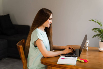 快乐的女孩移动PC<strong>打字</strong>文本聊天朋友家庭首页年轻的女人打破看在线<strong>视频</strong>培训移动PC准备会议