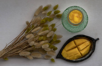 玻璃芒果摇新鲜的成熟的黄色的芒果水果新鲜的热带水果冰沙白色背景