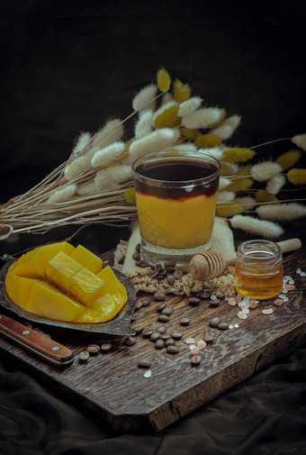 玻璃冰热带芒果奶昔混合表示咖啡服务蜂蜜木切割董事会