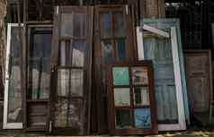 帧百叶窗玻璃拆除堆放前面前面仓库等待出售拍卖